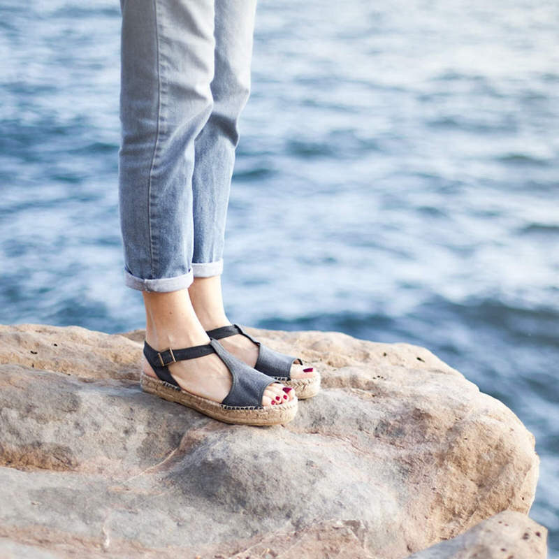 Sandalias planas veganas de esparto y tejido de algodón regenerado fabricadas en España