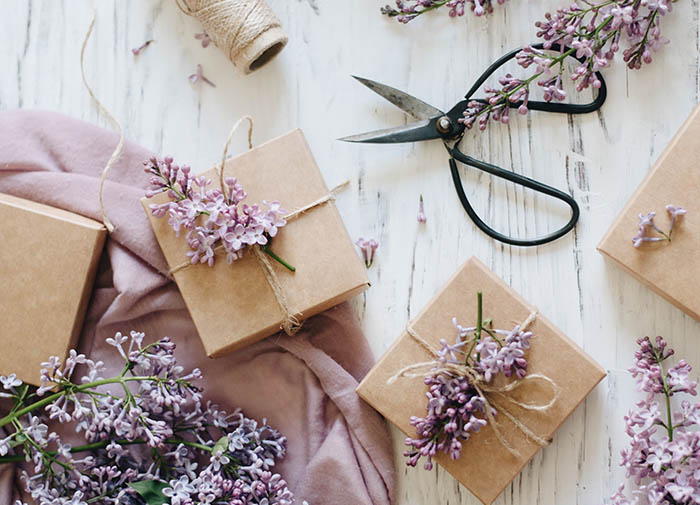 Decorar regalos con flores y plantas