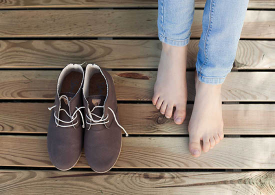 Andar descalzos para cuidar nuestros pies