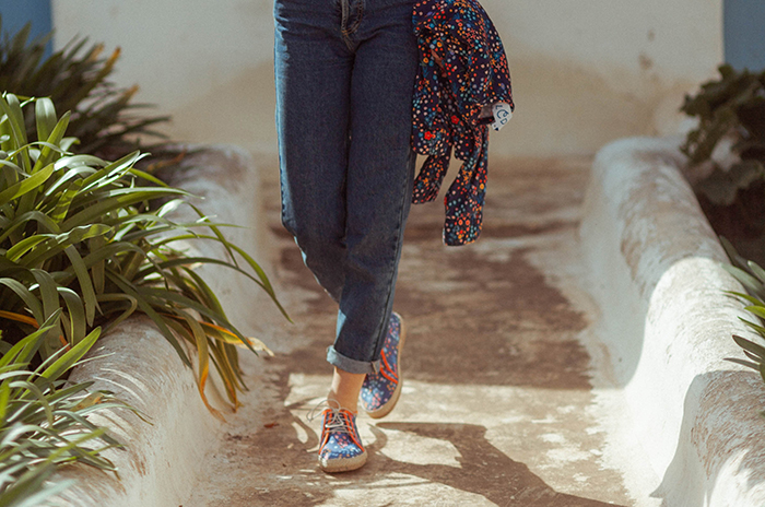 Zapatillas de flores azules. Etes Love. Colaboración Casita de Wendy con eco Slowers.