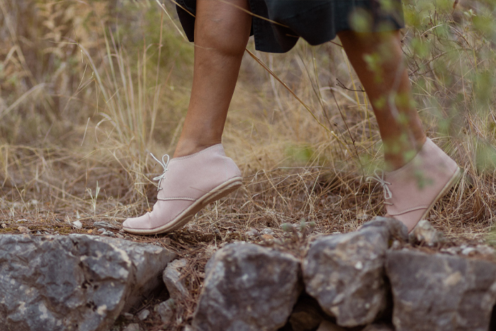 Botines rosa claro con cordones. Planos y flexibles. Veganos y hechos en España.